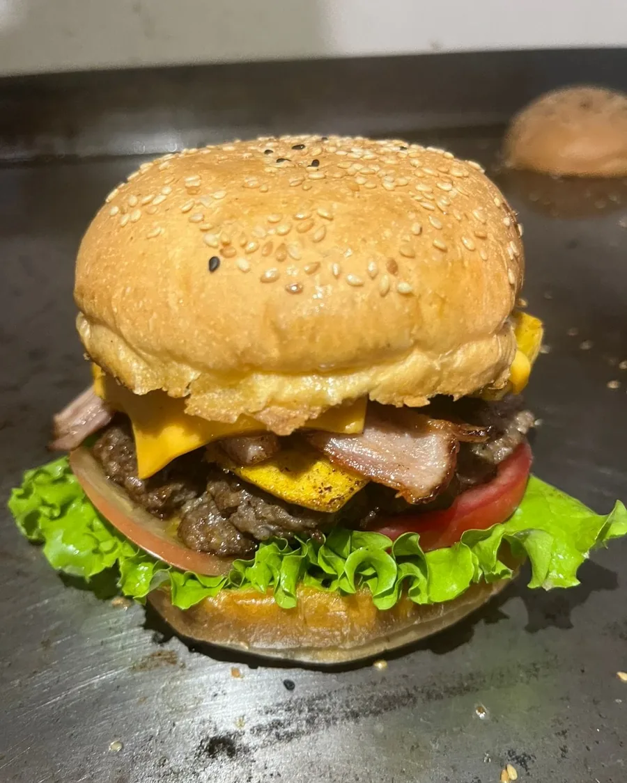 Big Bacon do Bravo Xingu: carne, cheddar, bacon, tomate, alface e banana frita